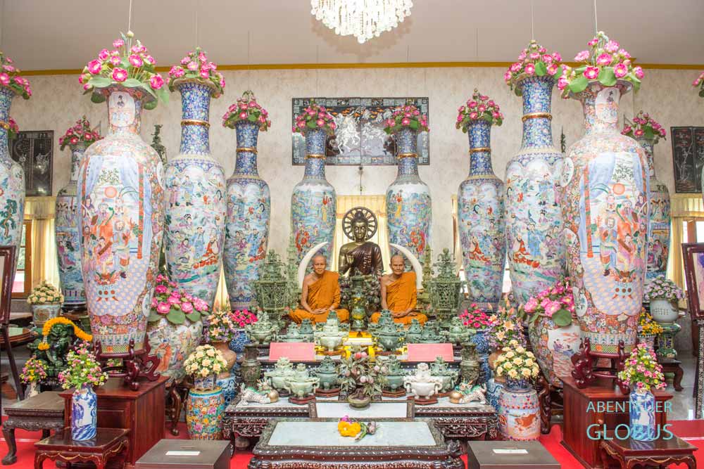 Mönche als Wachsfiguren und chinesische Vasen im Tempel Wat Khao Sukim