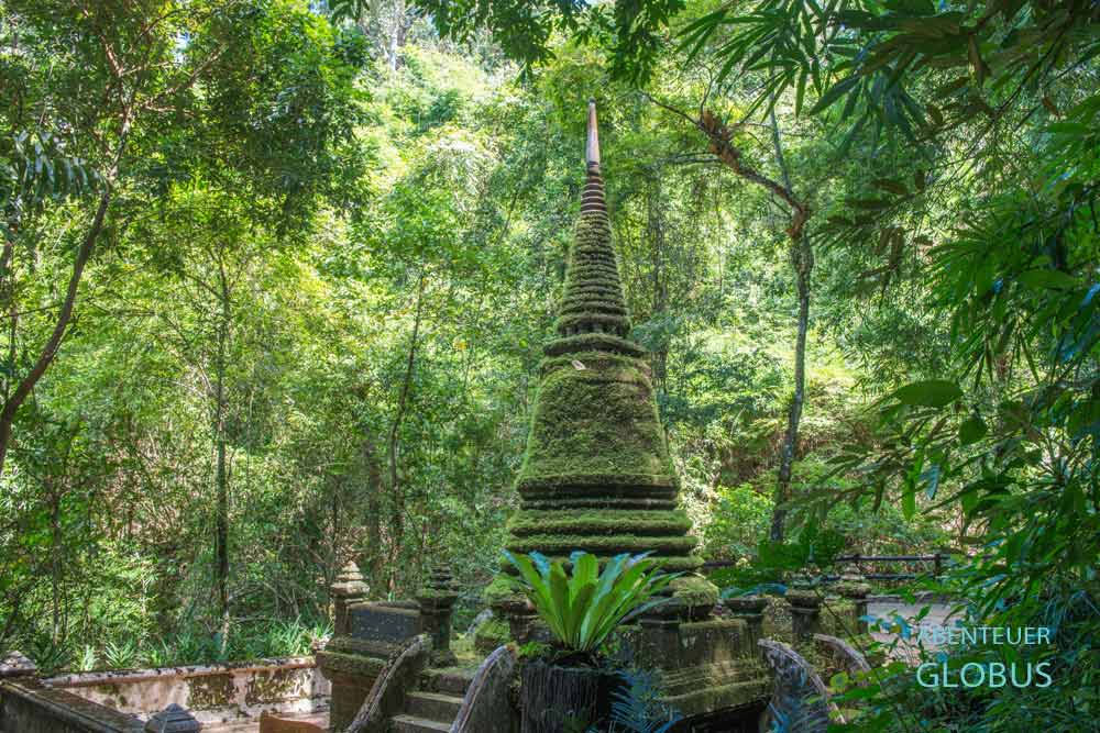 Bei Chanthaburi, Nam Tok Phlio Nationalpark: bemooster Chulasira Chumpot Chedi