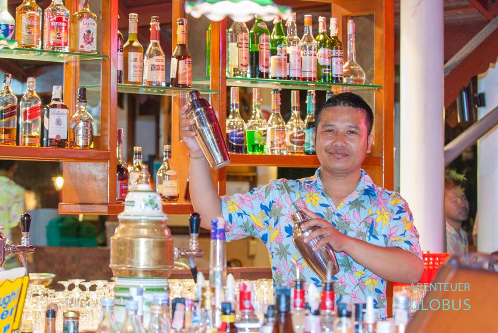 Barkeeper in einer Nachtbar auf der Amüsiermeile Bangla Road