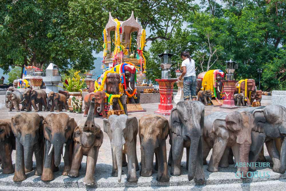 Am Promthep Cape steht der Schrein Lan Phra Phrom mit hölzernen Elefanten.