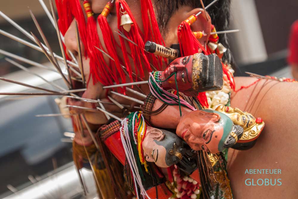 Selbstkasteiung zum Phuket Vegetarian Festival: Schmerzen sollen künftiges Unheil abwenden.