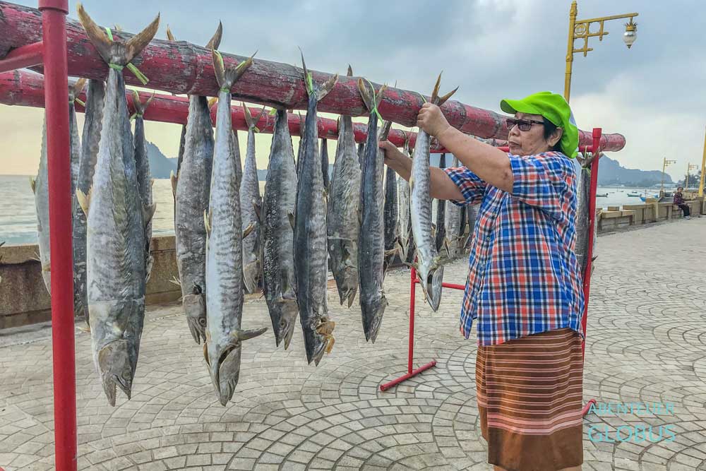 Prachuap Khiri Khan: Fischtrocknung auf der Promenade