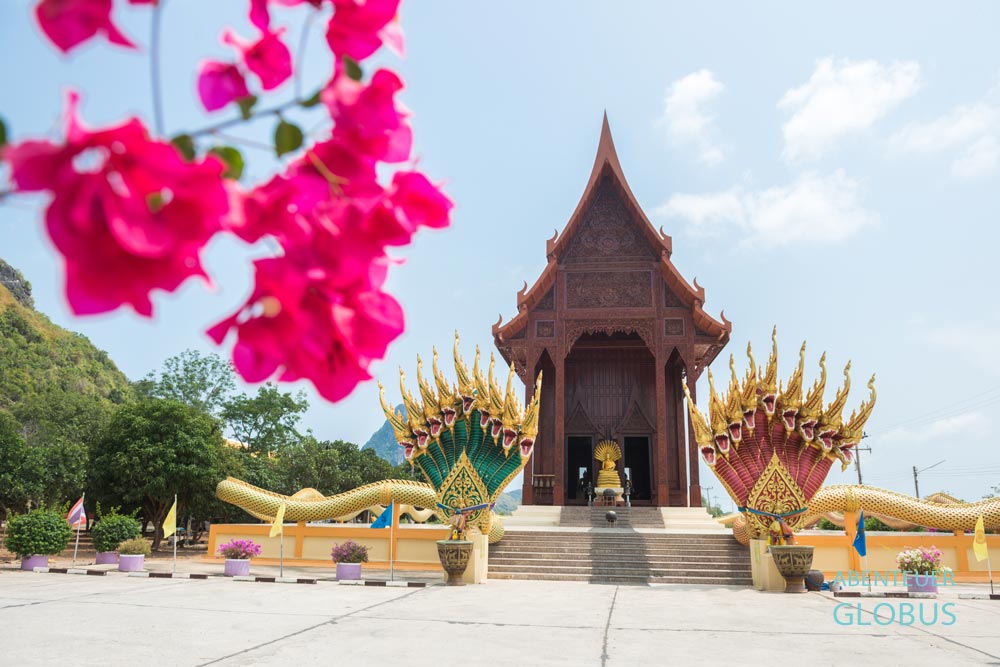 Bei Prachuap Khiri Khan, Dorf Ban Ao Noi: Tempel Wat Ao Noi mit großen Naga-Schlangen