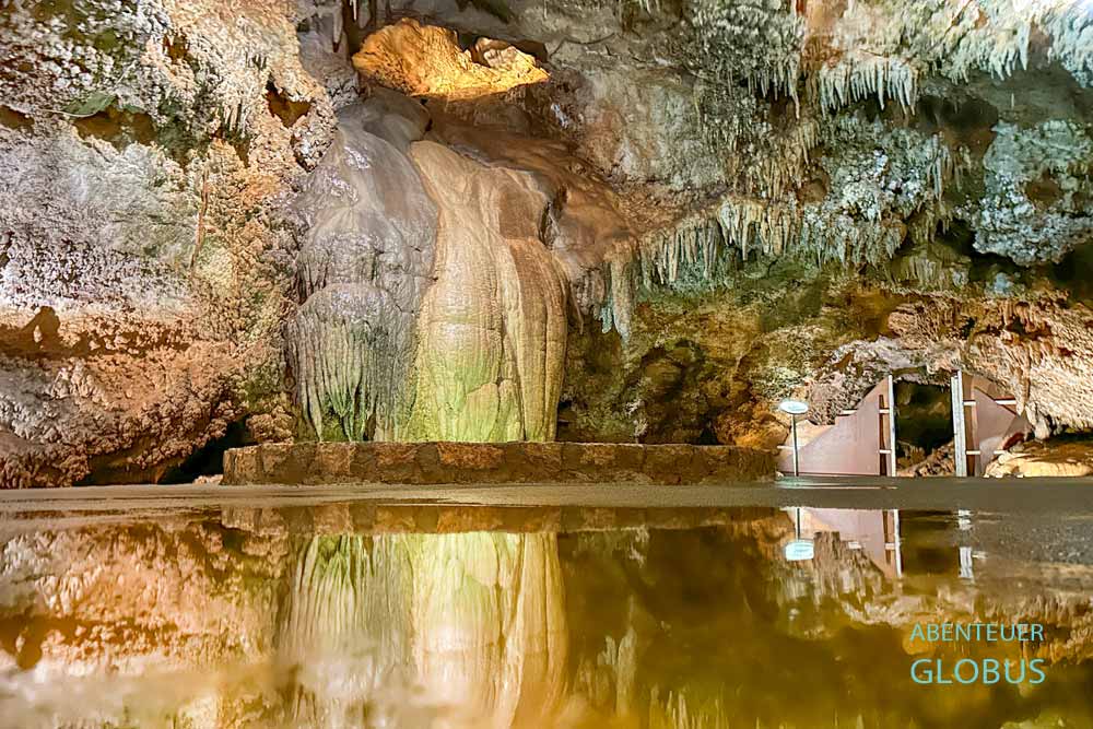 Dorf Lipa bei Cetinje: Wasserfall in der Tropfsteinhöhle