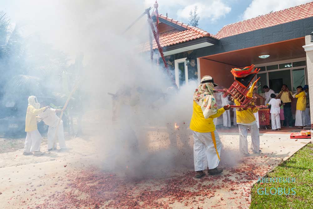Vegetarian Festival in Phuket: China-Kracher vertreiben die bösen Geister.