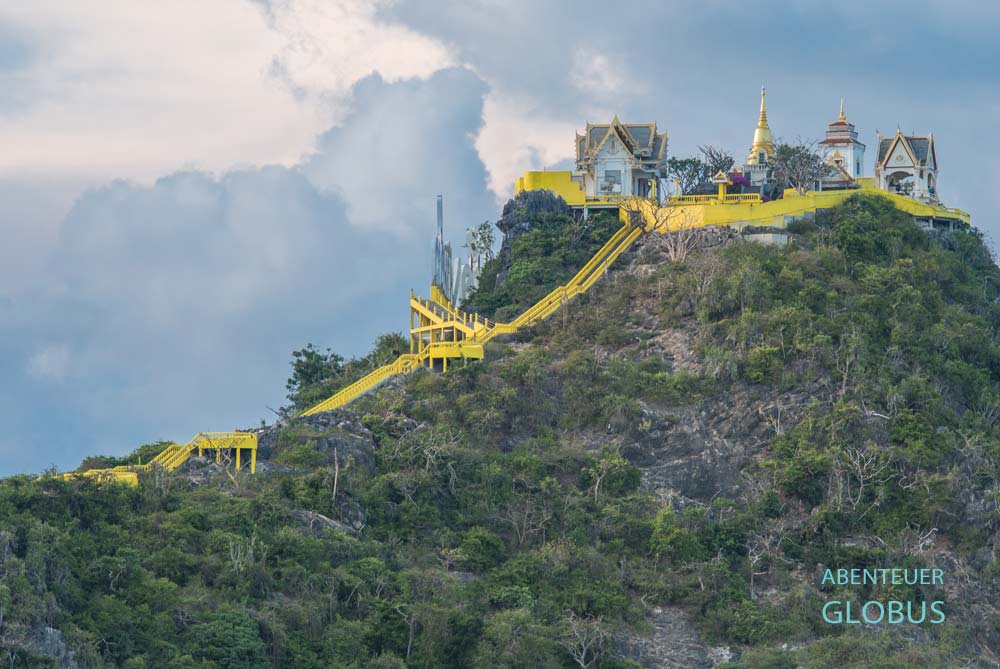 Sehenswürdigkeit in Prachuap Khiri Khan: Wat Khao Chong Krachok auf dem Berg Khao Chong Krajok