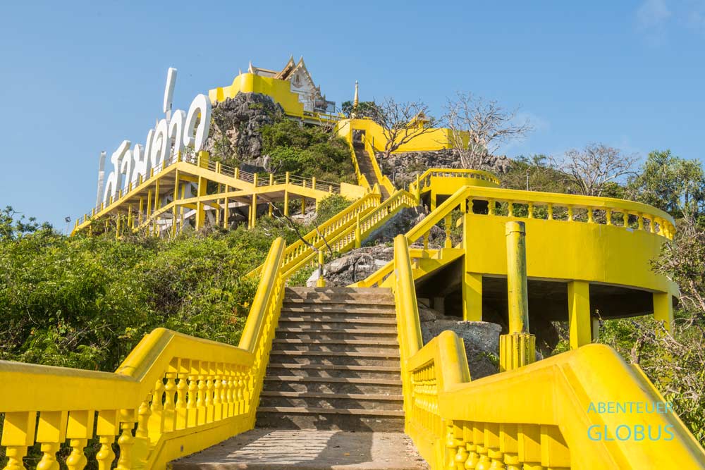 Sehenswürdigkeit in Prachuap Khiri Khan: Wat Khao Chong Krachok auf dem Berg Khao Chong Krajok