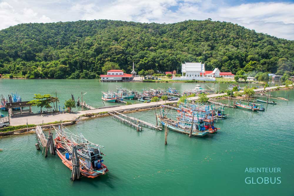 Bei Chanthaburi, Dorf Laem Sing: Wat Khao Laem Sing und Pier mit Fischerbooten