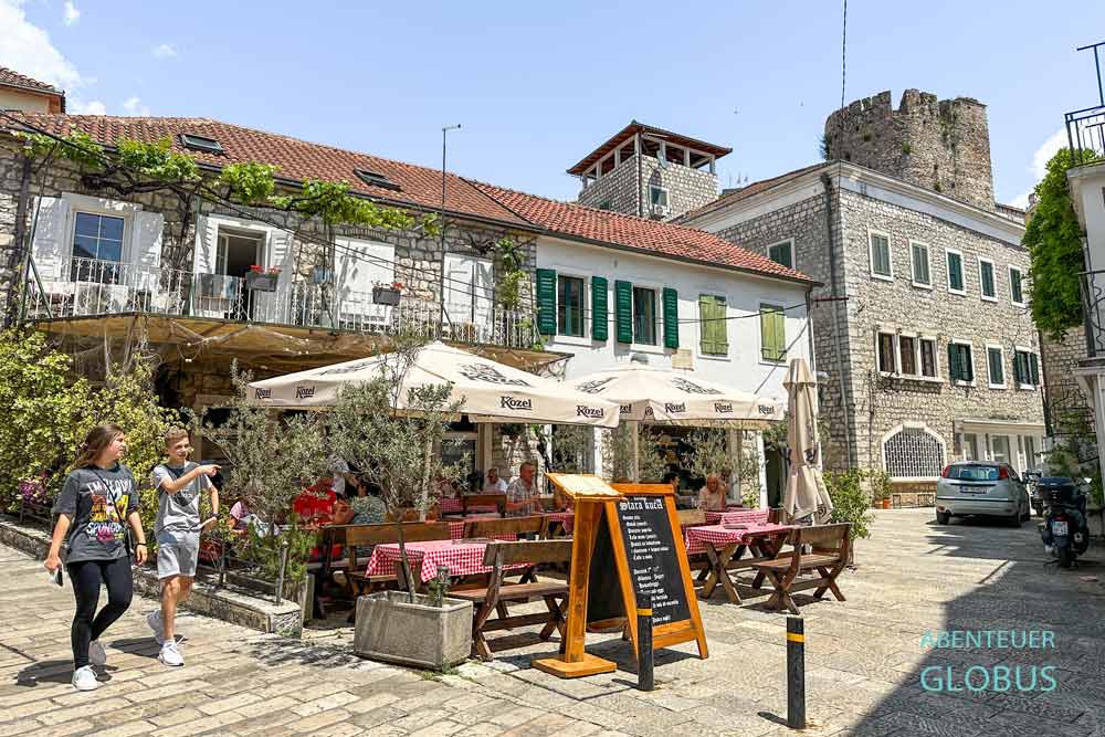 Altstadt von Herceg Novi mit Steinhäusern und gemütlichen Restaurants