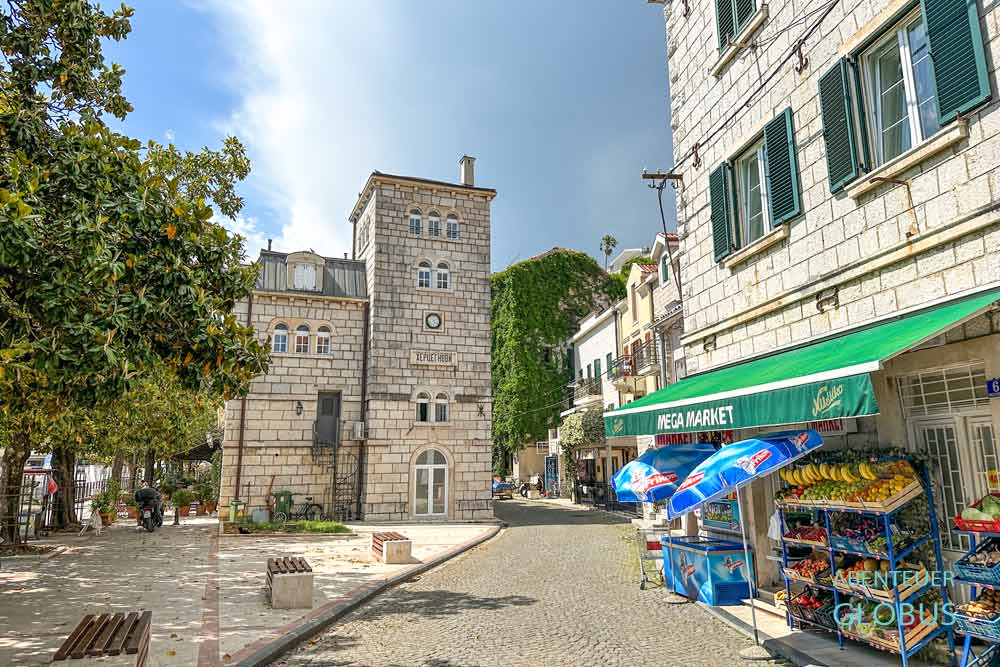 Herceg Novi: Promenade mit dem alten Bahnhof, heute Boutique-Hotel Stancia B & B