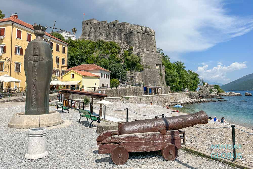 Herceg Novi: Festung Forte Mare an der Promenade Pet Danica, Denkmal des Königs Stefan Tvrtko und Stadtstrand