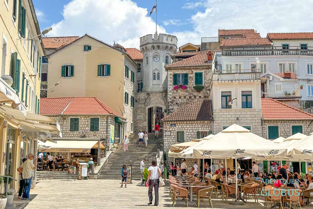 Nikola Durkovic Platz und Stadttor mit Uhrturm Sahat Kula, Wahrzeichen von Herceg Novi