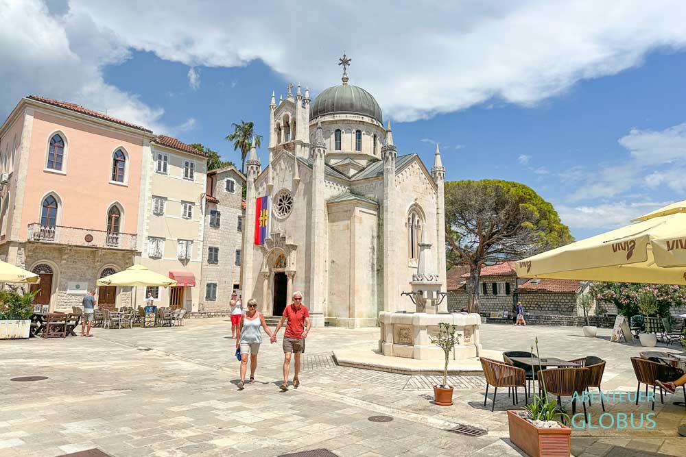 Platz Trg Herceg Stjepana (Belabista) mit Kirche des Erzengels Michael