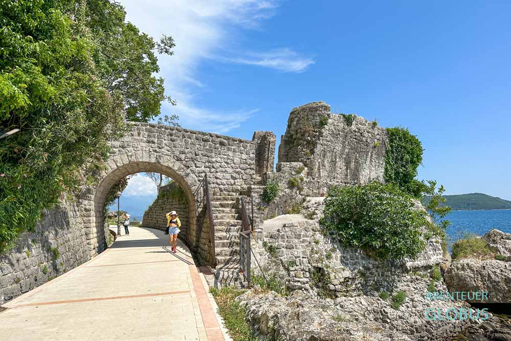 Herceg Novi: Uferpromenade Setaliste Pet Danica mit Brücke Kameni Most und Reste vom Fort Citadela