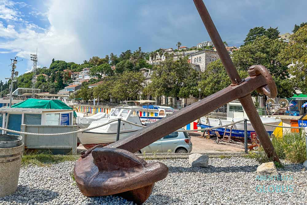 Alter Anker zwischen Stadtstrand Herceg Novi Beach und Hafen