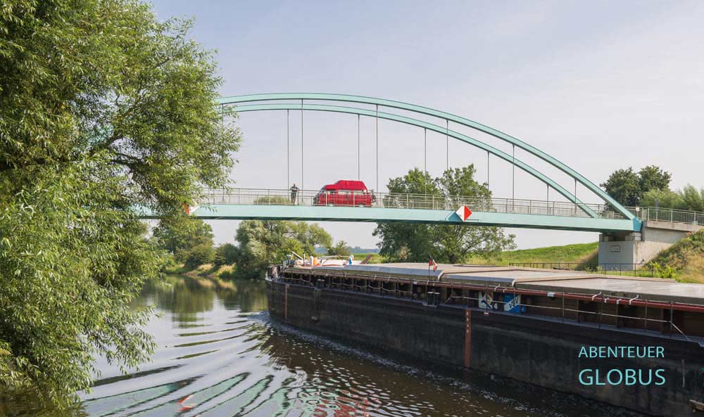 Die Brücke am Campingplatz Lunow-Stolzenhagen führt über die Hohensaaten.Friedrichstal-Wasserstraße in den Nationalpark Unteres Odertal.