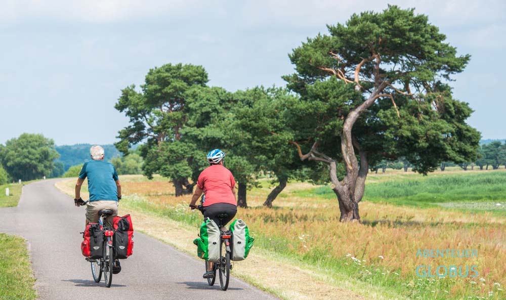 Zwei Radfahrer auf dem Oder-Neiße-Radweg von Lunow zum Stolper Turm und weiter zum Aussichtsturm Stützkow