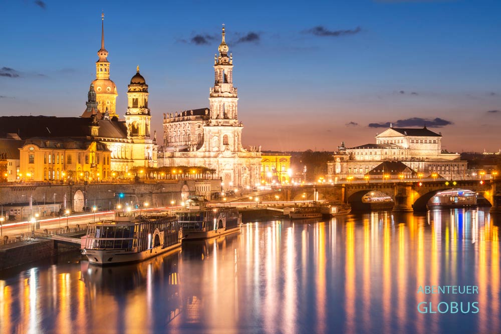 Dresden: Brühlsche Terrasse Sekundogenitur und Ständehaus an der Elbe, Hausmannsturm vom Residenzschloss, Hofkirche, Semperoper