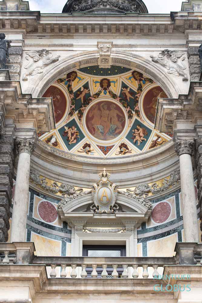 Portal über dem Eingang der Dresdner Semperoper