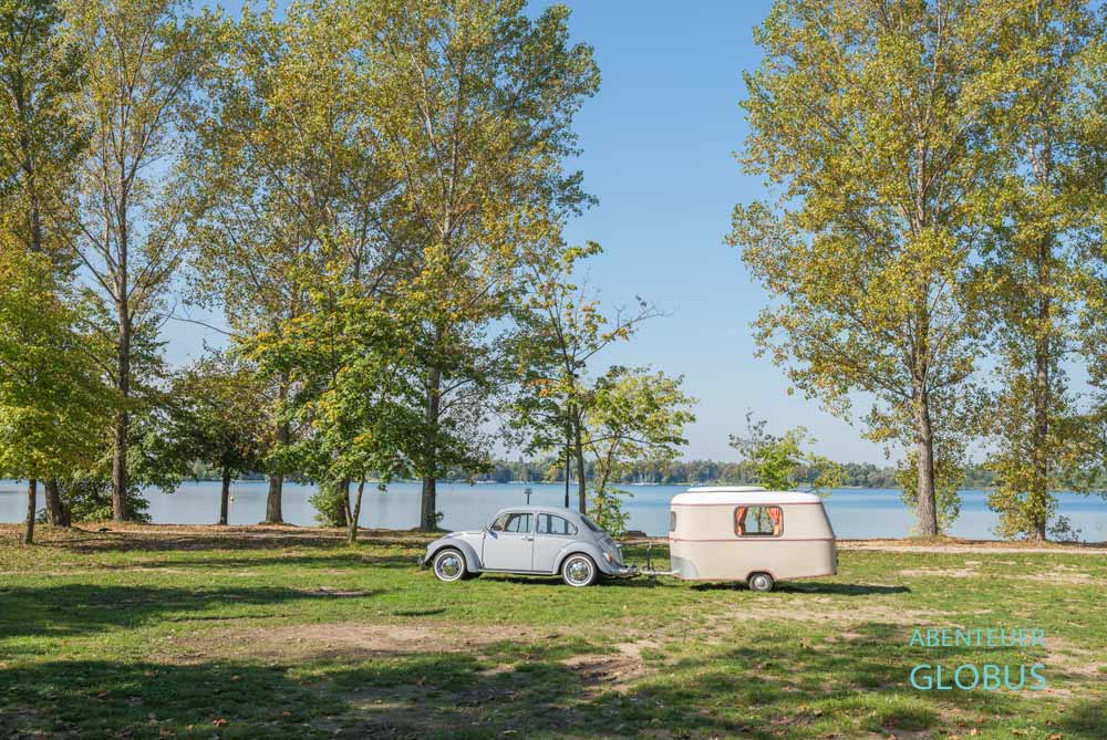 Campingplatz am Kulkwitzer See: VW Käfer und Wohnwagen Eriba Puck