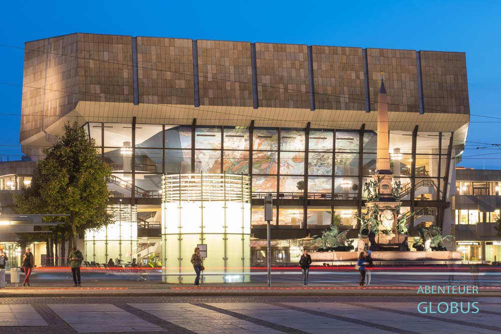 Musikstadt Leipzig: Augustusplatz mit Gewandhaus und Mendebrunnen