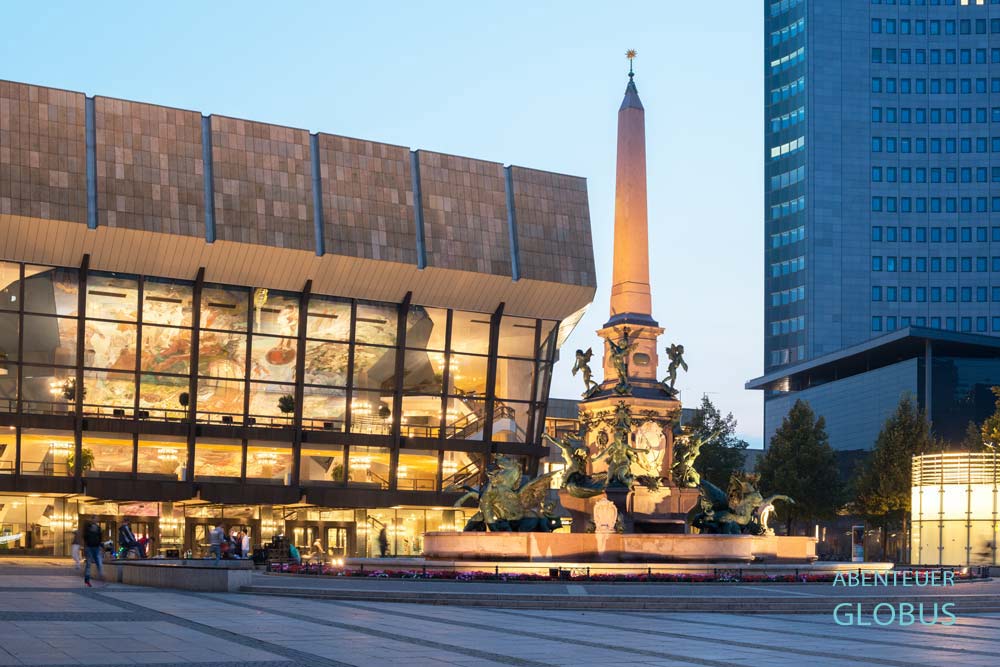 Leipzig: Gewandhaus und Mendebrunnen am Augustusplatz