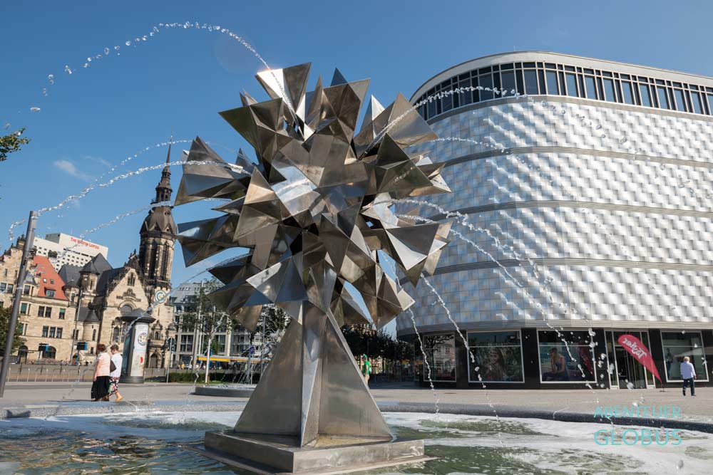 Shoppingcenter Höfe am Brühl und Springbrunnen Pusteblume