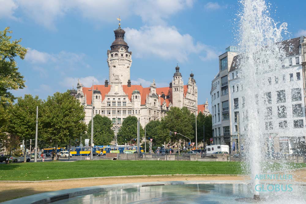 Das Neue Rathaus steht am Rand der Altstadt von Leipzig.
