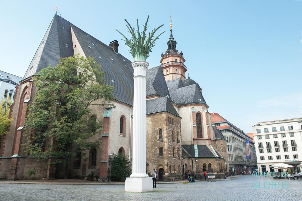 Altstadt von Leipzig: Nikolaikirche und Nikolaisäule auf dem Nikolaikirchhof