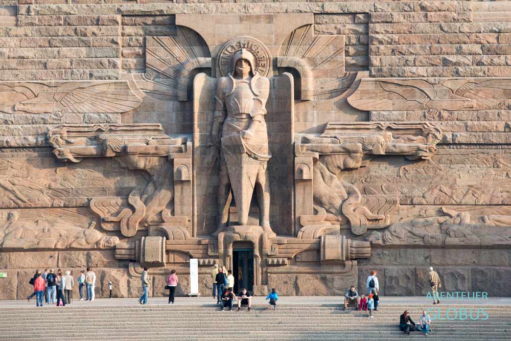 Wahrzeichen von Leipzig: Völkerschlachtdenkmal, zentrale Statue Erzengel Sanct Michael