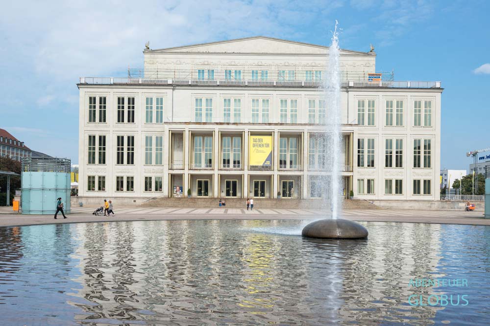 Leipziger Oper mit Springbrunnen am Augustusplatz