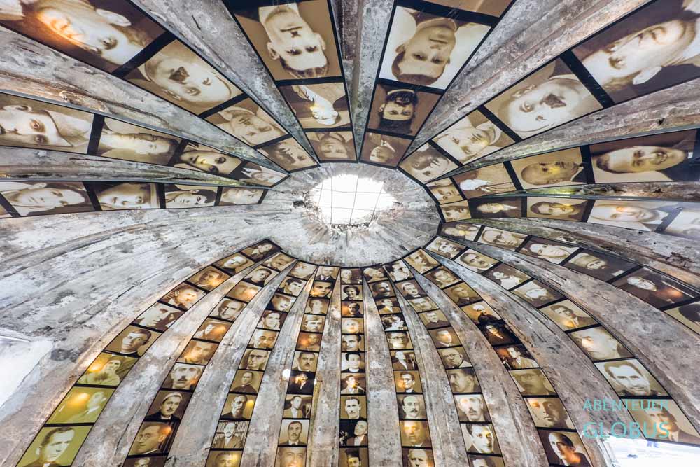 Tirana: Bunk’Art 2 Museum mit Fotos im Eingang vom ehemaligen Atombunker 