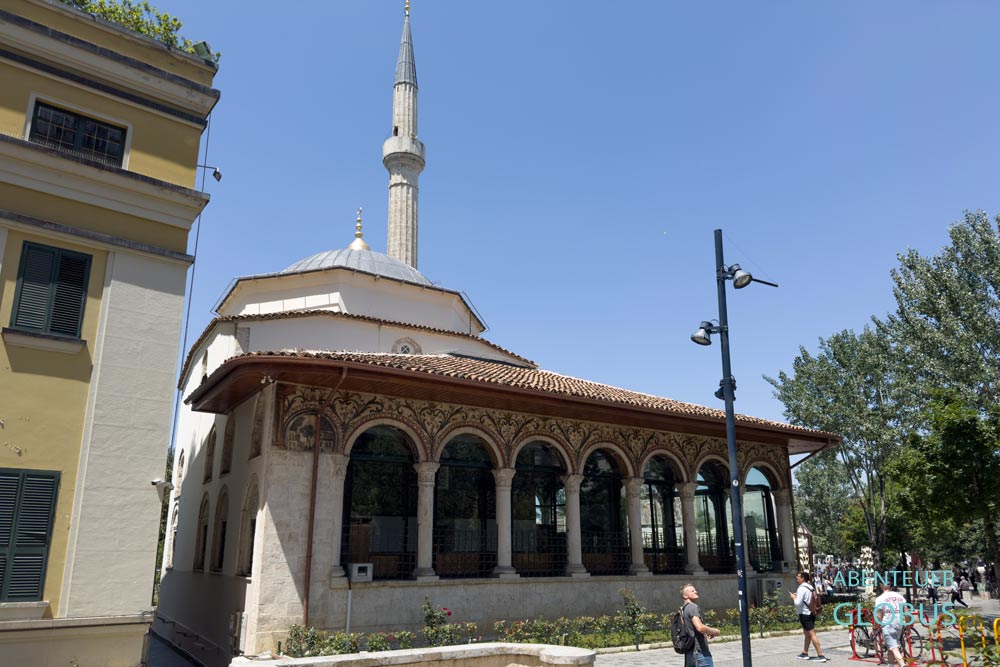 Denkmalgeschützte Et’hem Bey Moschee am Skanderbeg Platz