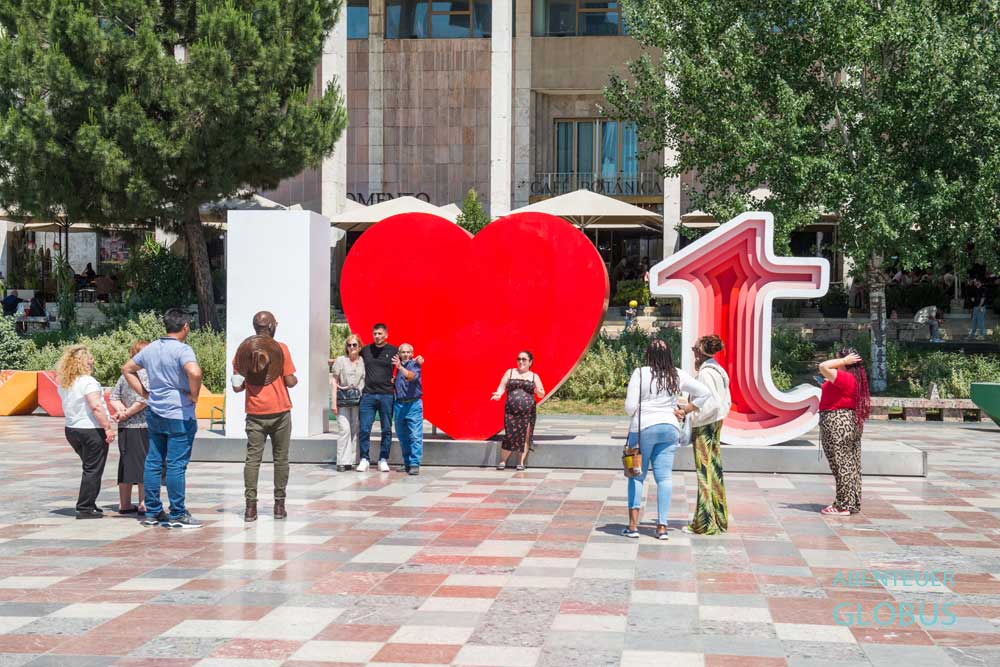 I love Tirana Sign auf dem Skanderbeg-Platz in der Hauptstadt Albaniens Tirana