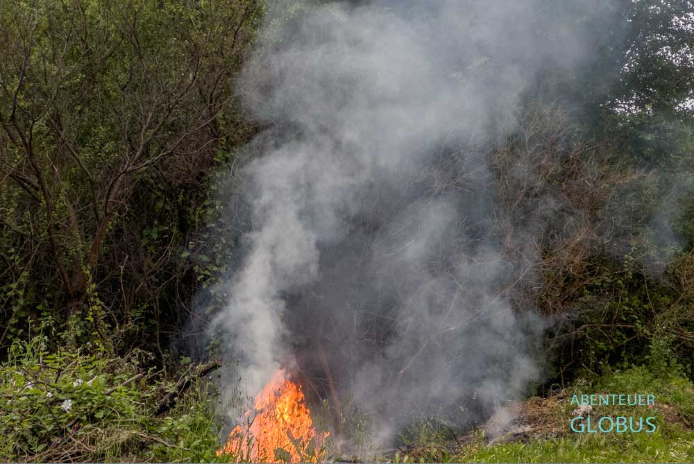 Überall brennen Feuer während der Burning Season (Rauchsaison) in Thailand