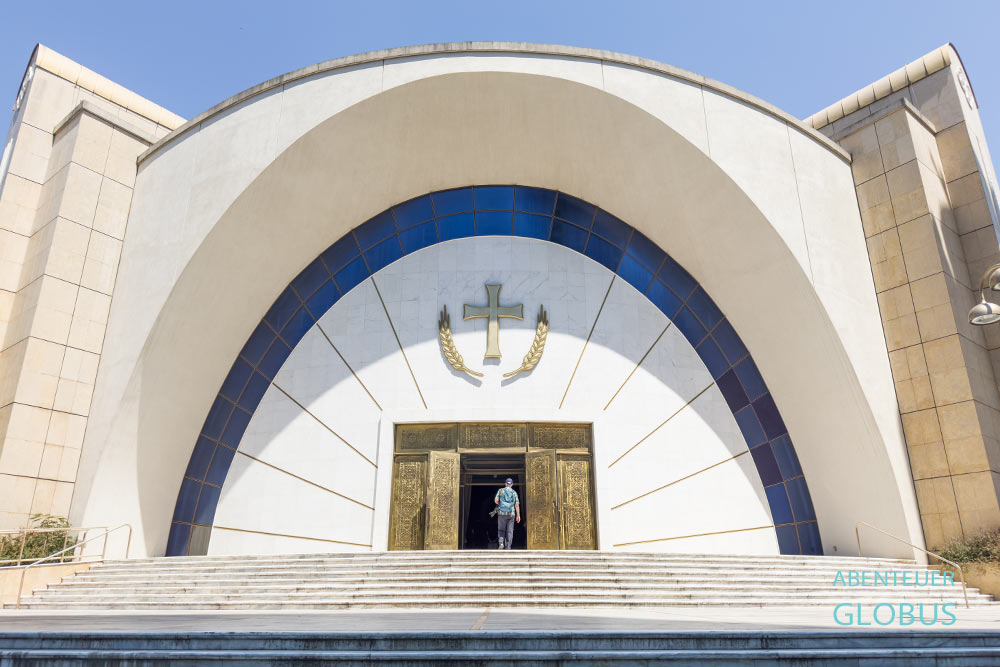 Tirana: Eingang der Auferstehungskirche Christi (Katedralja Ngjallja e Krishtit)