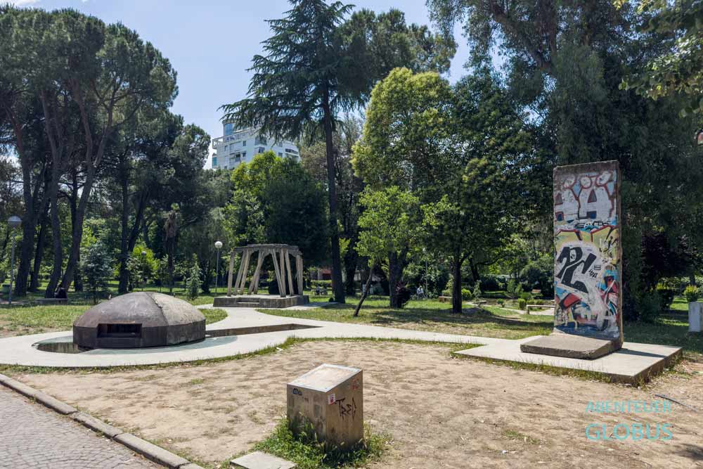 Tirana: ein Stück Berliner Mauer, Bunker und Säulen aus dem Arbeitslager Spac am sogenannten Checkpoint Memorial