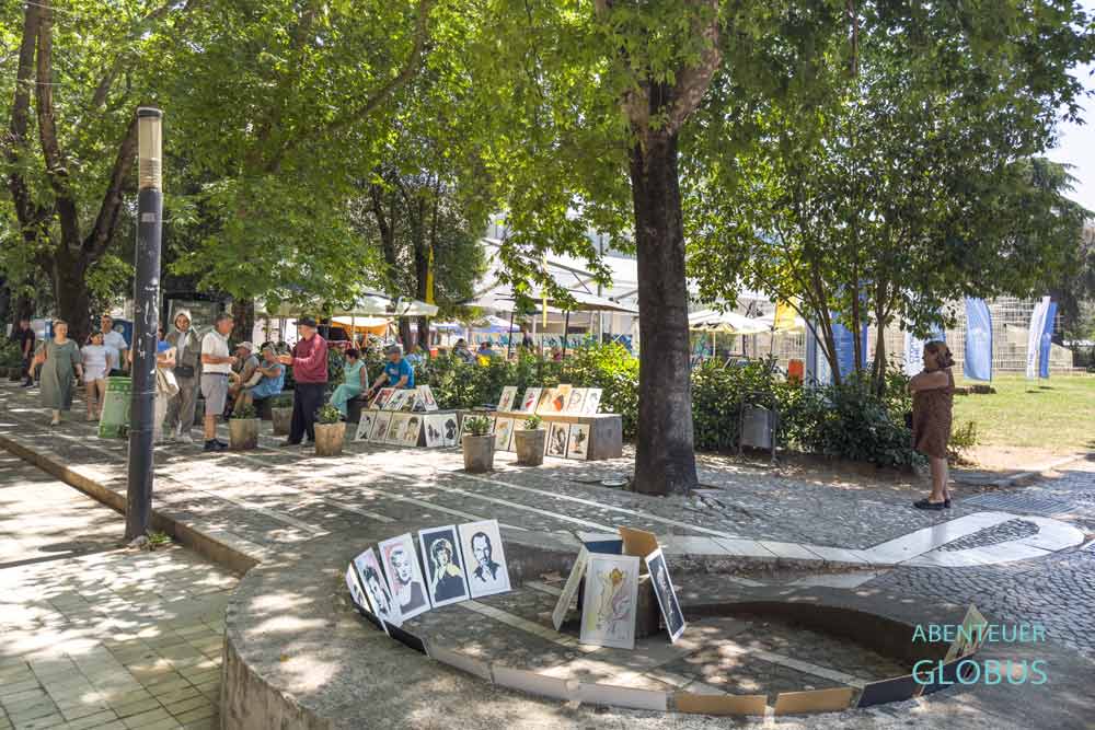 Tirana: Verkauf von Bildern und Karikaturen 