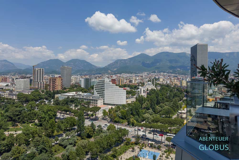 Blick vom Sky Tower mit Sky Hotel Tirana