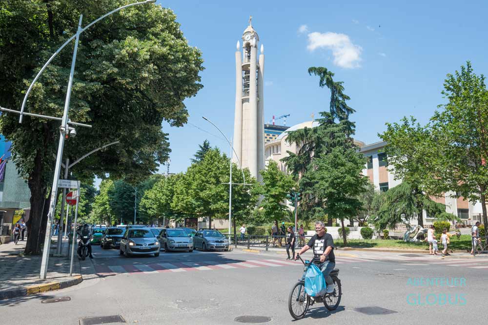 Tirana, Blloku Viertel: Straßenkreuzung und Turm der Auferstehungskirche Christi 