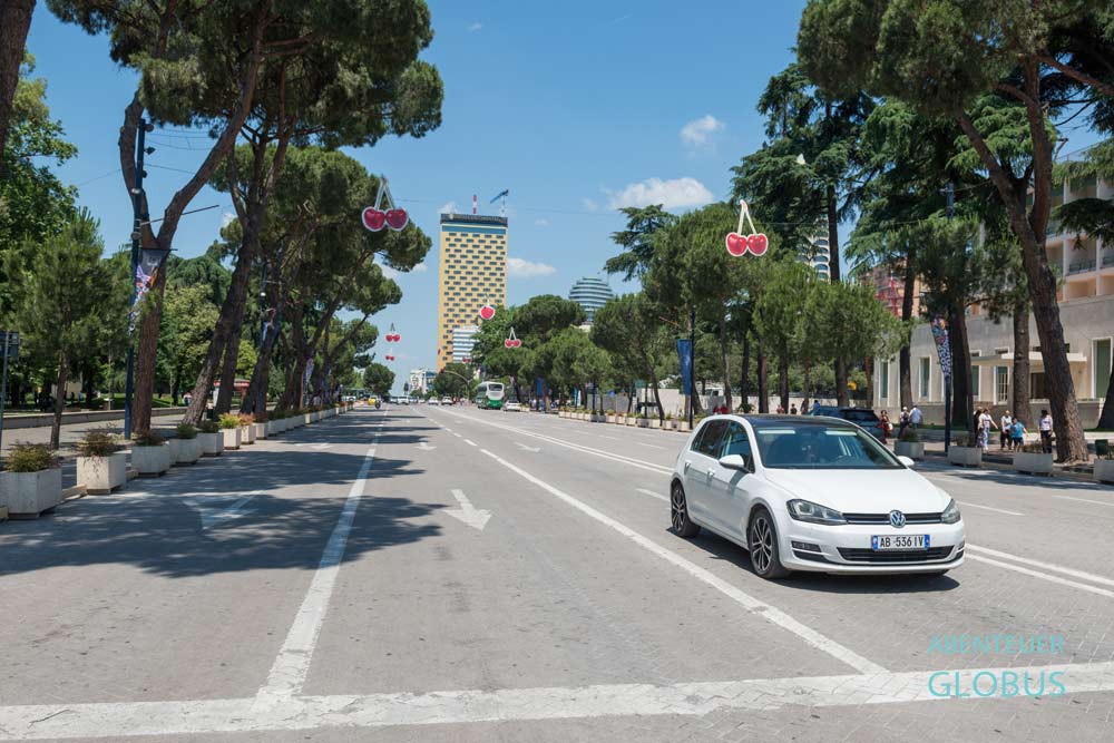 Boulevard in Tirana: Bulevardi Deshmoret e Kombit