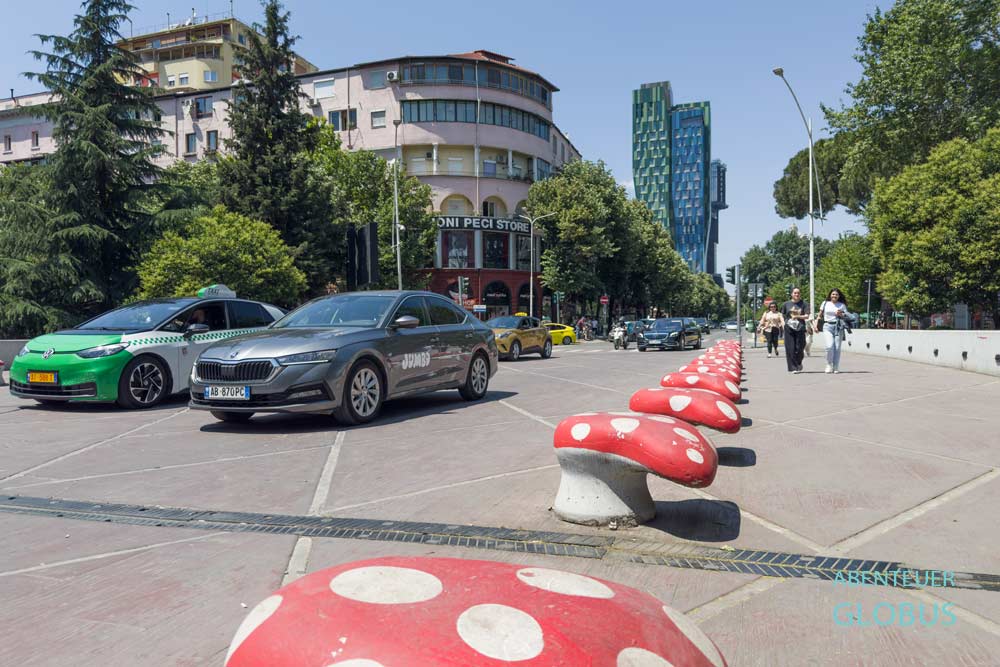 Fliegenpilze als Straßenkunst auf der Lana-Brücke in Tirana