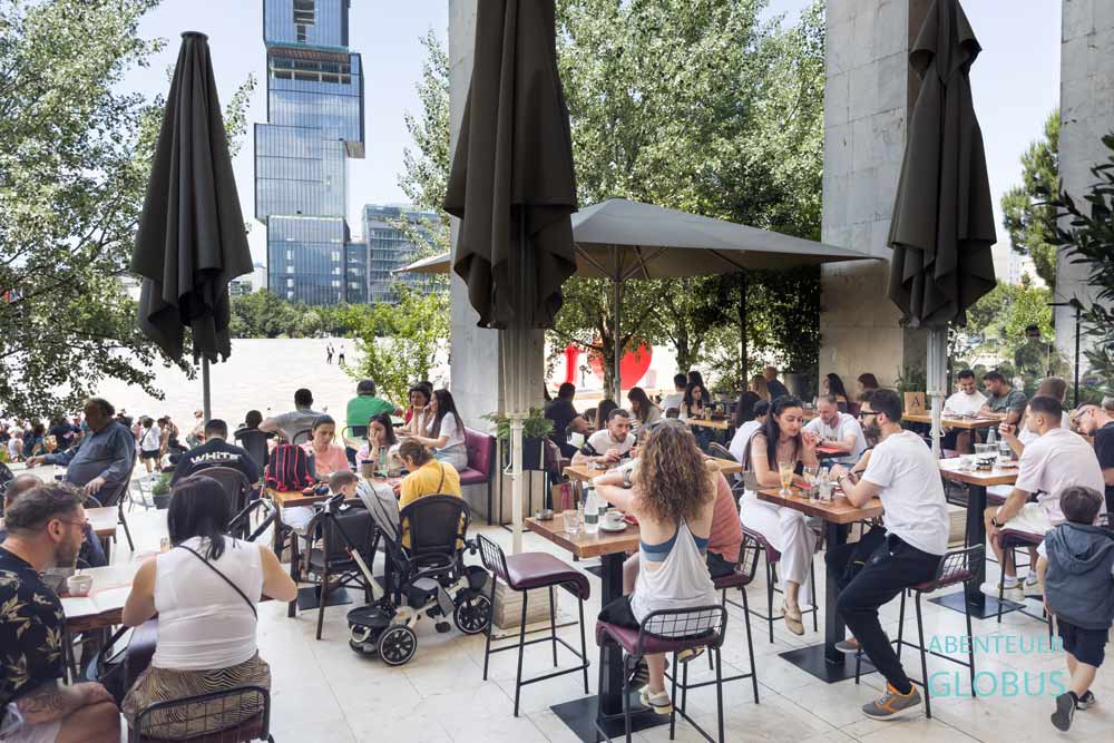 Tirana: L'Incontro Caffe & Bistro am Skanderbeg-Platz
