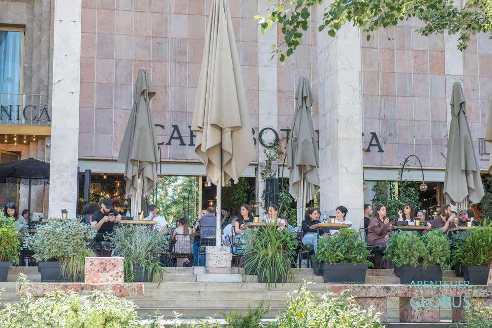 Cafes im ehemaligen Kulturpalast von Tirana