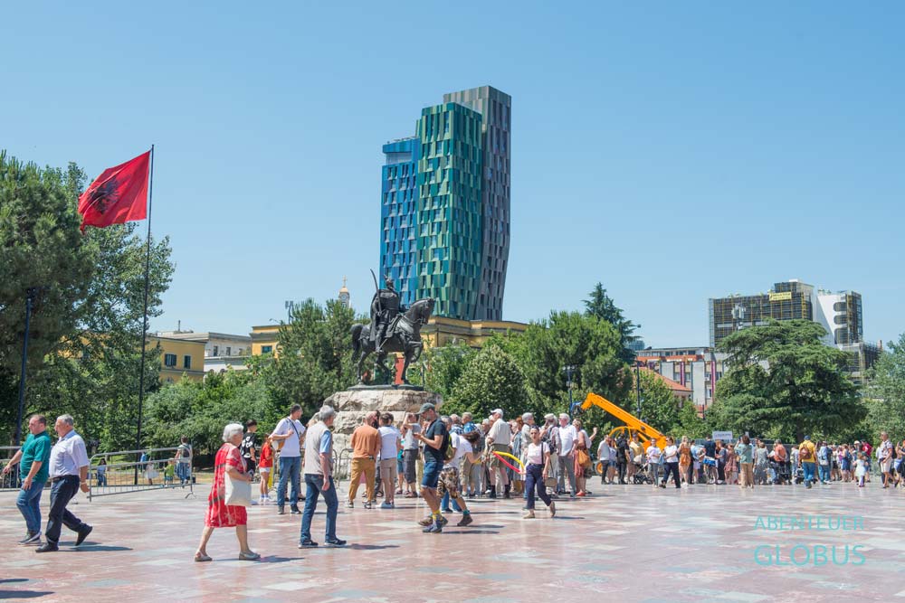 Skanderbeg Platz und Forever Green Tower in Tirana