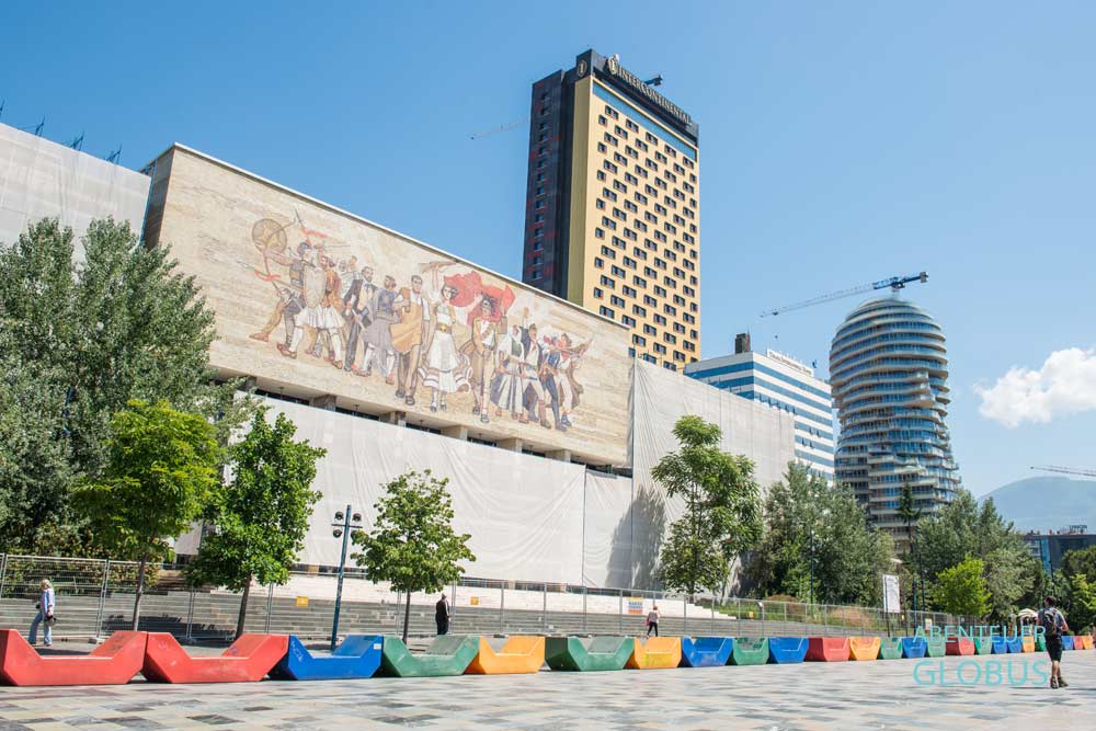 Historisches Nationalmuseum (albanisch Muzeu Historik Kombetar) auf dem Skanderbeg Platz in Tirana