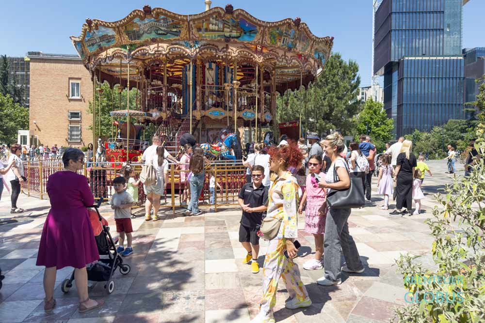 Karussell auf dem Skanderbeg-Platz