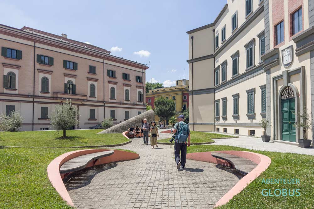 Ausgang vom Bunk’Art 2 Museum liegt zwischen Ministerien von Tirana.