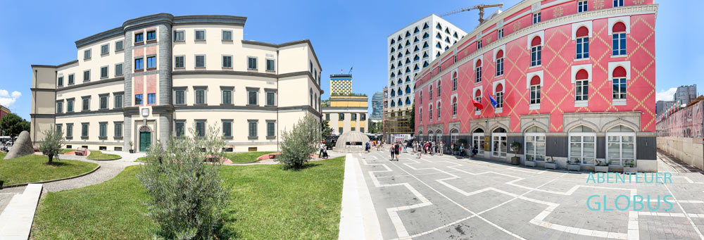 Der Eingang zum BunkArt 2 Museum liegt mittig zwischen den farbenfrohen Ministerien.