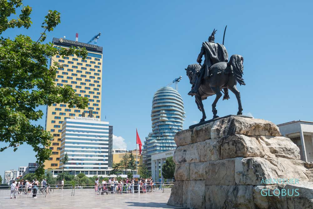 Auf dem Skanderbeg-Platz in Tirana: Skanderbeg Head Building und Skanderbeg-Denkmal